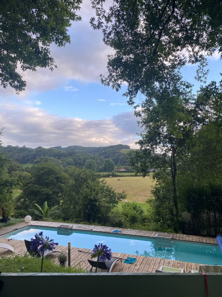 Les Cabanes d'Ibaïa — piscine avec vue sur la vallée